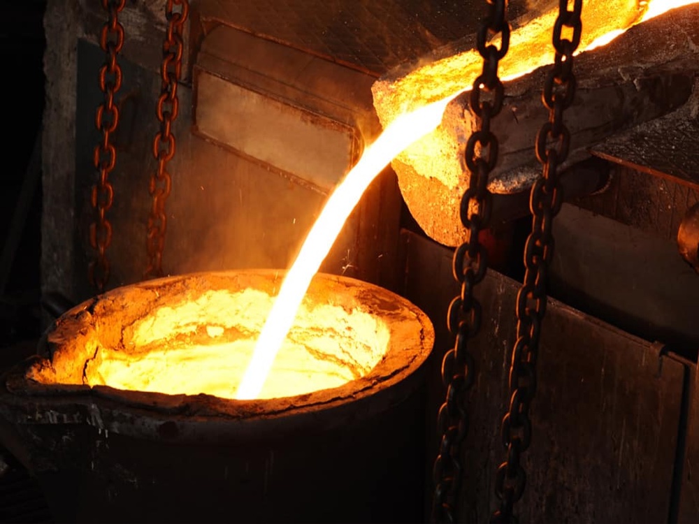 Colada de metal fundido en crisol dentro de la planta